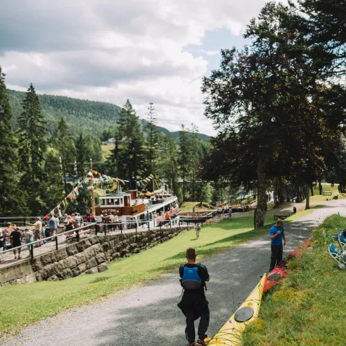 Is og båt på Vrangfoss sluse